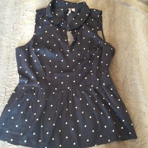 Navy w/ polka dots. Elle sz M. Peplum hem shirt.